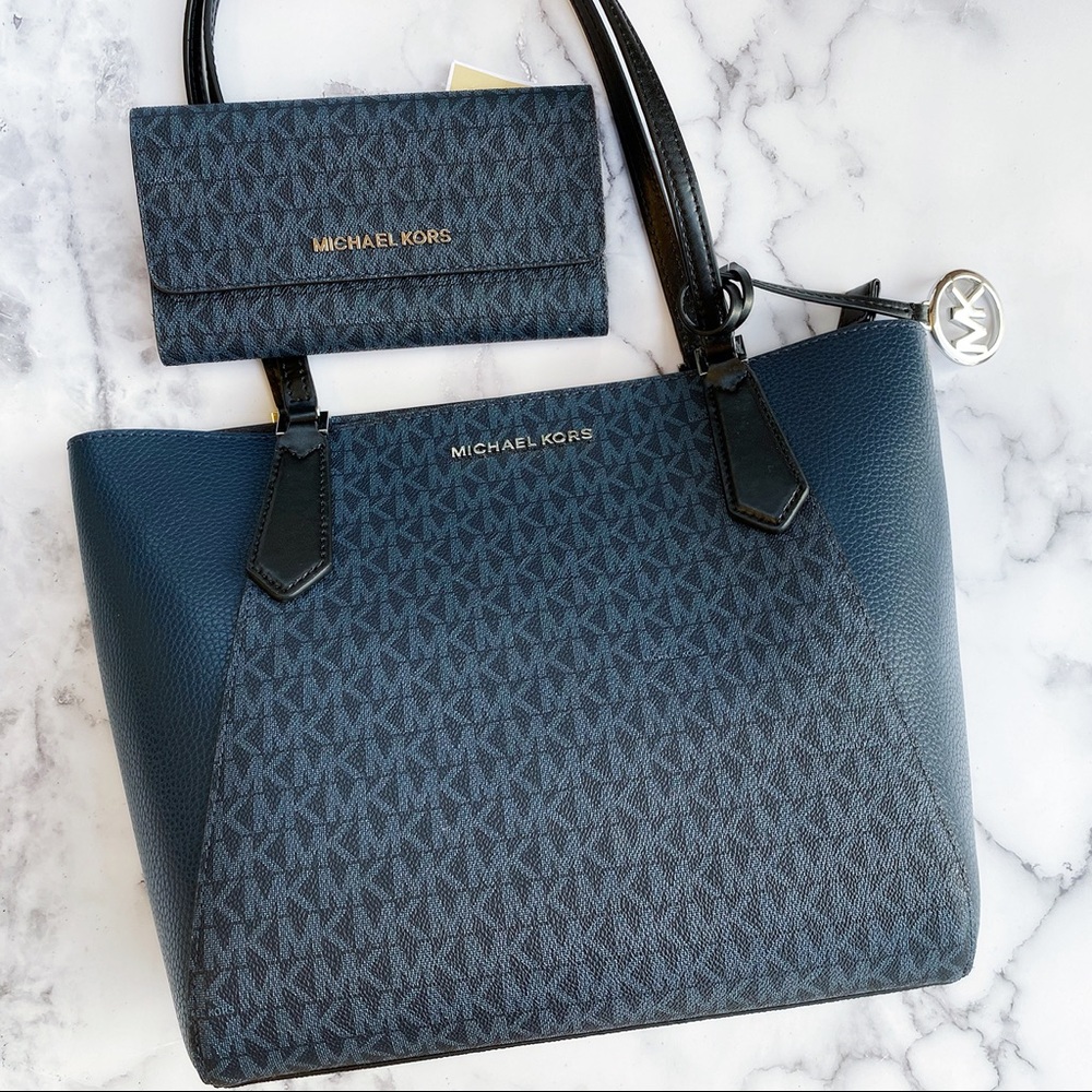 Michael Kors tote wallet blue ‼️SALE‼️‼️ - Picture 4 of 8